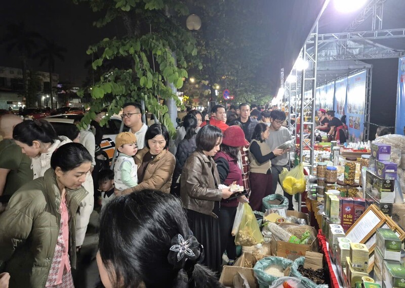 Từ đêm ngày 20/12, rất đông người dân đến hội chợ tham quan, mua sắm. Ảnh: Mai Liễu