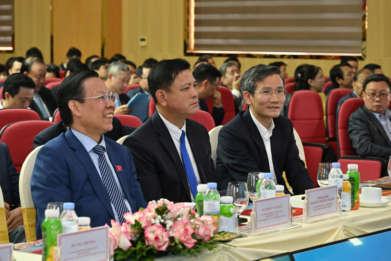 Cùng dự có đồng chí Phan Văn Mãi - Chủ nhiệm Uỷ ban kinh tế và Tài chính của Quốc hội (đầu tiên bên trái); Thượng tướng Nguyễn Trường Thắng - Thứ trưởng Bộ Quốc phòng.