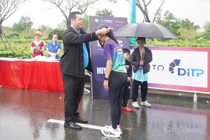 Ngoài các Huy chương cho các vận động viên đạt giải, Ban tổ chức cũng sẽ trao Huy chương hoàn thành cho các vận động viên hoàn thành cự ly đăng ký trong thời gian quy định (cut-off time)