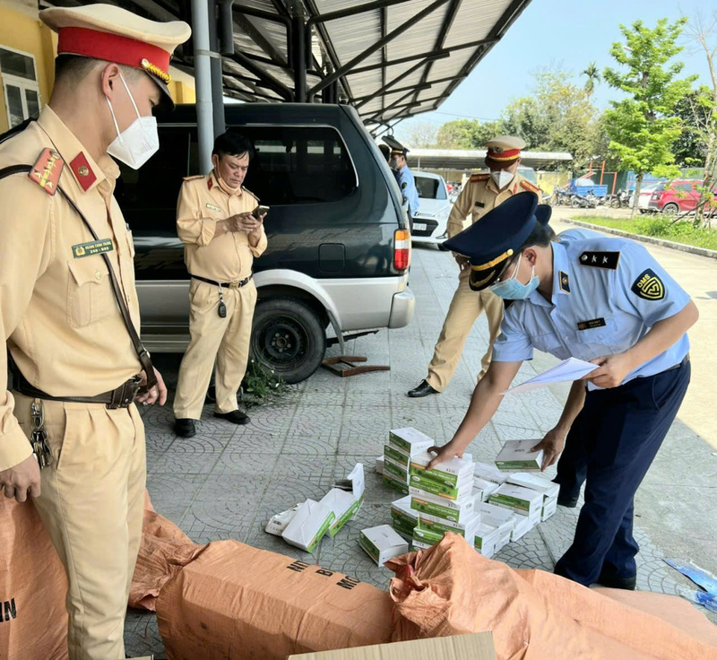 Lực lượng quản lý thị trường thành phố Huế tiếp tục công tác phối hợp với các lực lượng chức năng trong đấu tranh chống hàng giả, gian lận thương mịa. Ảnh: Nguyễn Tuấn