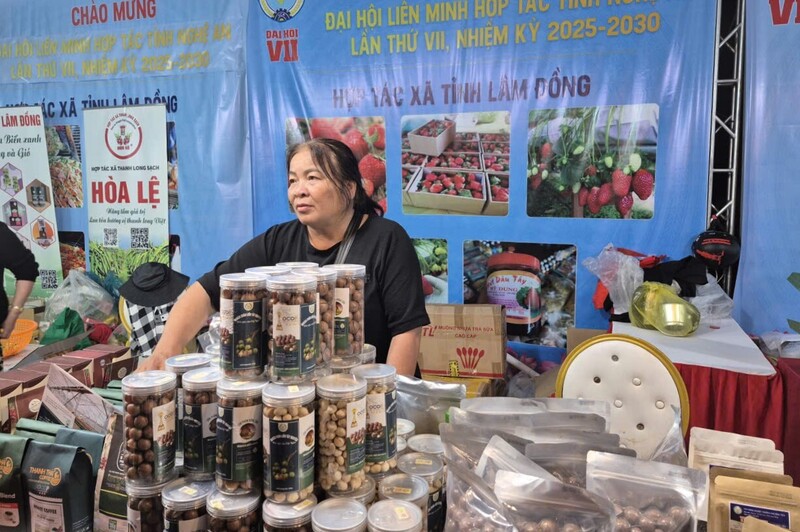 Chị Nguyễn Thị Lan - HTX Nông nghiệp thương mại Bình Tiến mong muốn quảng bá các sản phẩm OCOP của tỉnh Lâm Đồng đến với người dân Nghệ An. Ảnh: Mai Liễu