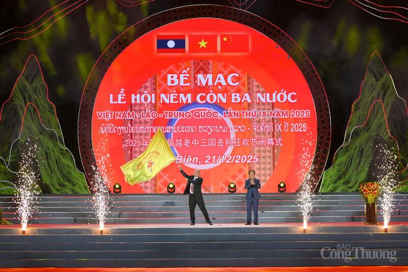 Phó Chủ tịch UBND tỉnh Điện Biên, Trưởng ban Tổ chức Lễ hội Ném còn Nguyễn Minh Phú thực hiện nghi thức trao và tiếp nhận cờ đăng cai Lễ hội Ném còn ba nước Việt Nam – Lào – Trung Quốc lần thứ X, năm 2026 cho huyện Giang Thành (tỉnh Vân Nam, Trung Quốc).