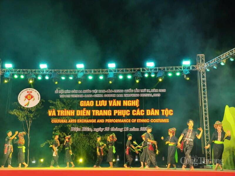 Tiết mục văn nghệ đặc sắc của đoàn Nghệ thuật Lào.