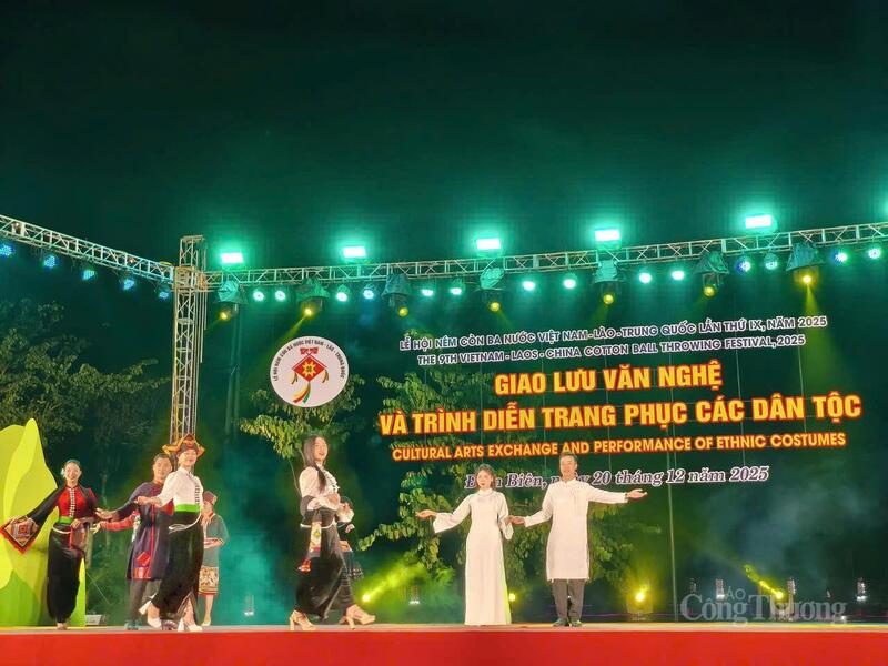 Màn trình diễn trang phục các dân tộc ở tỉnh Điện Biên hấp dẫn người dân và du khách.