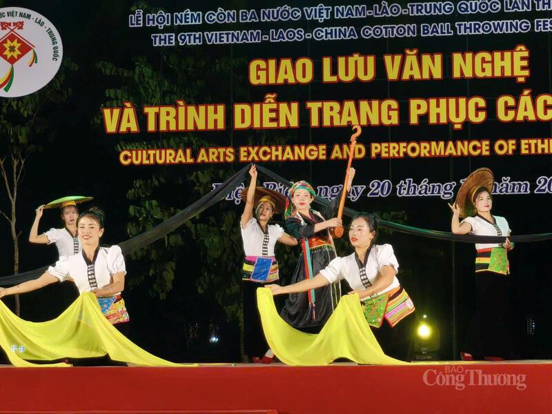 Trang phục dân tộc Thái ở Lai Châu thu hút khán giả.