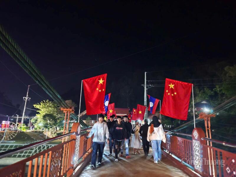 Sự kiện nghệ thuật, trình diễn trang phục dân tộc trong Lễ hội Ném còn ba nước Việt Nam - Lào - Trung Quốc thu hút đông đảo người dân và du khách.