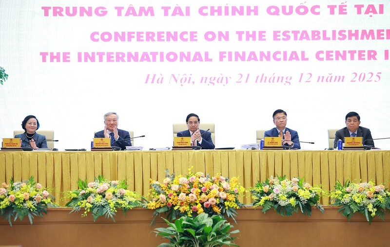 Thủ tướng Phạm Minh Chính và các Phó Thủ tướng chủ trì Hội nghị công bố thành lập Trung tâm Tài chính quốc tế tại Việt Nam. Ảnh: Dương Giang-TTXVN