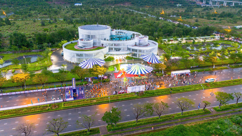 Giải chạy bộ DSEZA MARATHON 2025 với chủ đề “Bước chạy kết nối – Chung tay chia sẻ” được tổ chức tại Khu công nghệ cao Đà Nẵng. Ảnh: Bình An