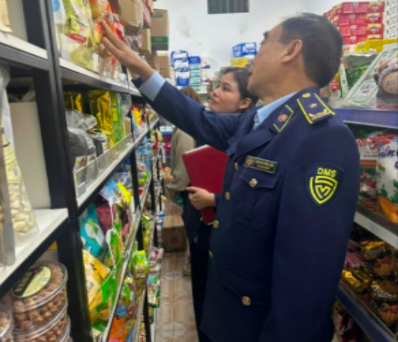 Lực lượng quản lý thị trường Bắc Ninh kiểm tra hàng hoá tại một cơ sở kinh doanh. Ảnh: Chi Cục QLTT Bắc Ninh