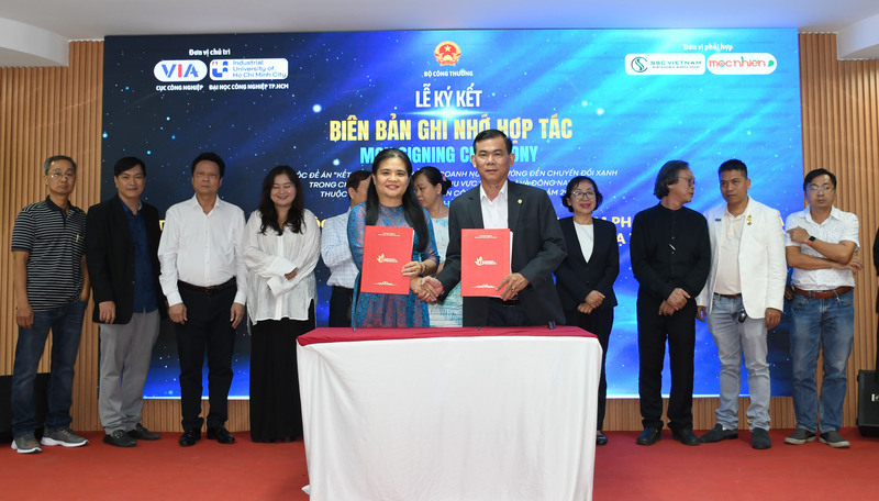 Ký kết hợp tác giữa các doanh nghiệp dệt may trong khuôn khổ hội thảo đã mở ra nhiều cơ hội hợp tác thiết thực. Ảnh: Minh Khuê.