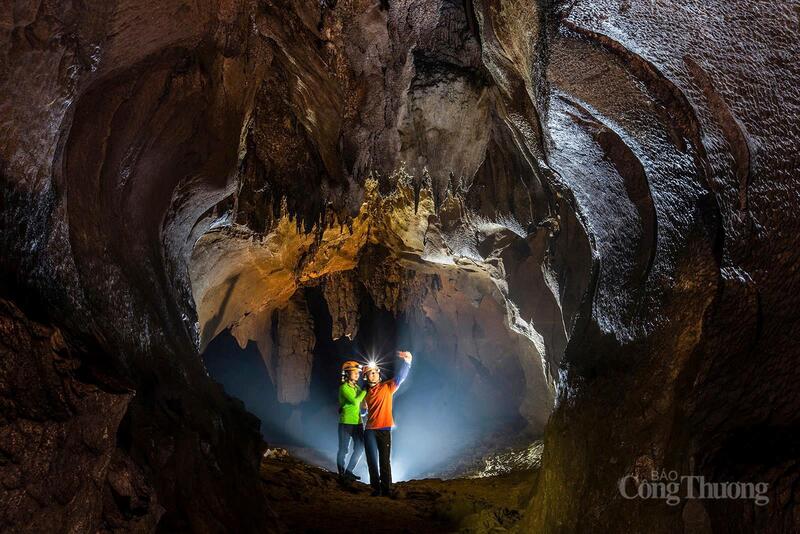 Du khách khám phá Hang Chà Lòi- xã Kim Ngân, tỉnh Quảng Trị
