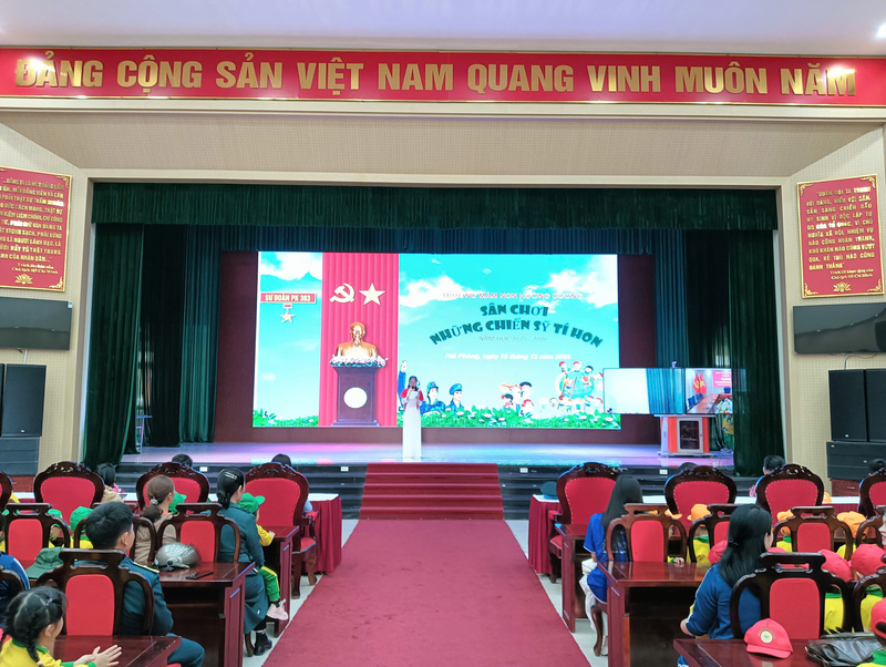 Các em thiếu nhi hào hứng tham gia hoạt động giáo dục truyền thống trong khuôn khổ chương trình tham quan tại Sư đoàn 363.