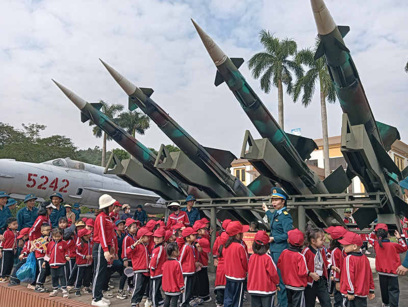 Thiếu nhi Trường Mầm non Hoa Phượng nghe giới thiệu về khu vũ khí.