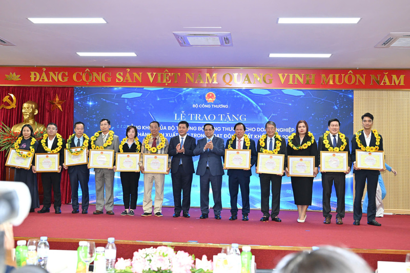 Simexco Đắk Lắk và các doanh nghiệp vinh dự được nhận Bằng khen của Bộ trưởng Bộ Công Thương vì có thành tích xuất sắc trong hoạt động xuất khẩu năm 2024. Ảnh: Lê Hảo