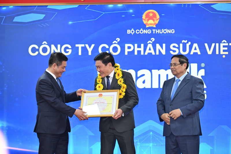 Ngày 19/12 vừa qua, Bộ trưởng Nguyễn Hồng Diên trao trao Bằng khen cho Simexco Đắk Lắk vì thành tích xuất sắc trong hoạt động xuất khẩu năm 2024. Ảnh: Lê Hảo