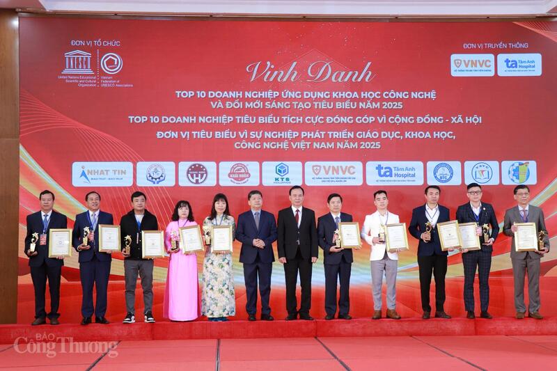 Ban tổ chức vinh danh các tổ chức, cá nhân, doanh nhân và doanh nghiệp tiêu biểu. Ảnh: Thanh Tuấn