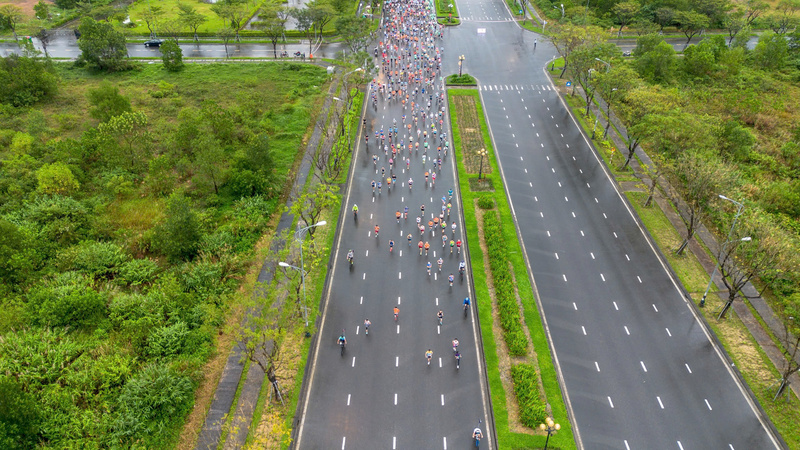 Hơn 800 vận động viên tham gia giải chạy là công nhân, người lao động đang làm việc trong các khu công nghiệp, khu công nghệ cao Đà Nẵng, tranh tài ở 2 cự ly 5km và 10km. Ảnh: Bình An