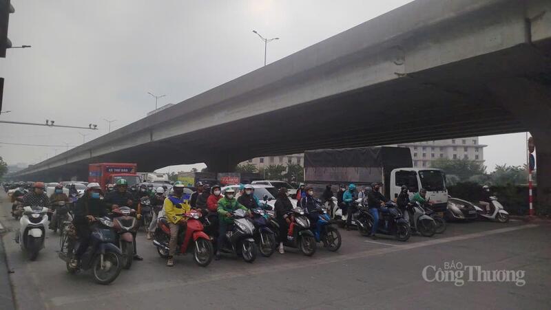 Ý thức chấp hành của người tham gia giao thông tại Thủ đô đã tốt hơn sau khi hệ thống camera AI đưa vào vận hành. Ảnh: Hải Sơn