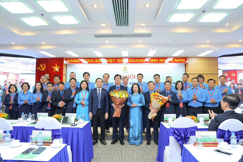 Ban Chấp hành Công đoàn Petrovietnam khóa VIII, nhiệm kỳ 2025-2030 ra mắt đại hội.