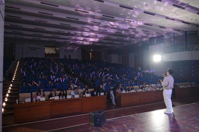 Khán giả cổ vũ cuồng nhiệt cho các phần thi trong chương trình. Ảnh: Quyên Quyên