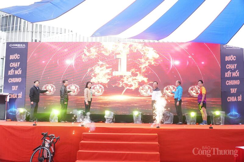 Thực hiện nghi thức khai mạc Giải chạy bộ DSEZA MARATHON 2025 với chủ đề “Bước chạy kết nối – Chung tay chia sẻ”