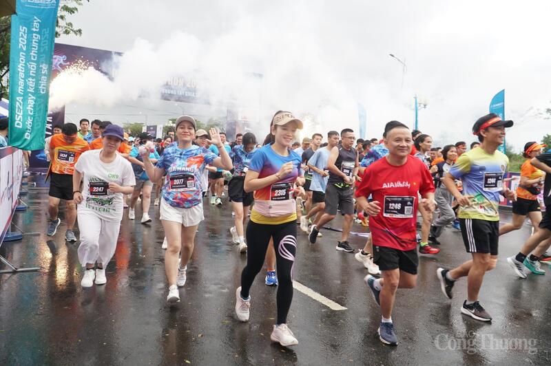 Mặc dù thời tiết sáng 21/12 có thời điểm mưa lạnh, các vận động viên vẫn tham gia với tinh thần nhiệt huyết, lan tỏa phong trào rèn luyện thể thao trong công nhân, người lao động.