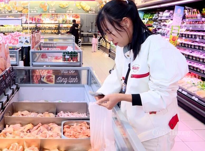 Các siêu thị, trung tâm thương mại tỉnh Quảng Ninh chủ động dự trữ hàng hóa phục vụ dịp Tết Nguyên đán, trong đó tập trung vào nhóm thực phẩm thiết yếu như thịt, thủy sản, rau củ quả.