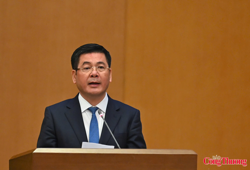 Phó Bí thư Đảng ủy Quốc hội Nguyễn Hồng Diên phát biểu nhận nhiệm vụ mới.