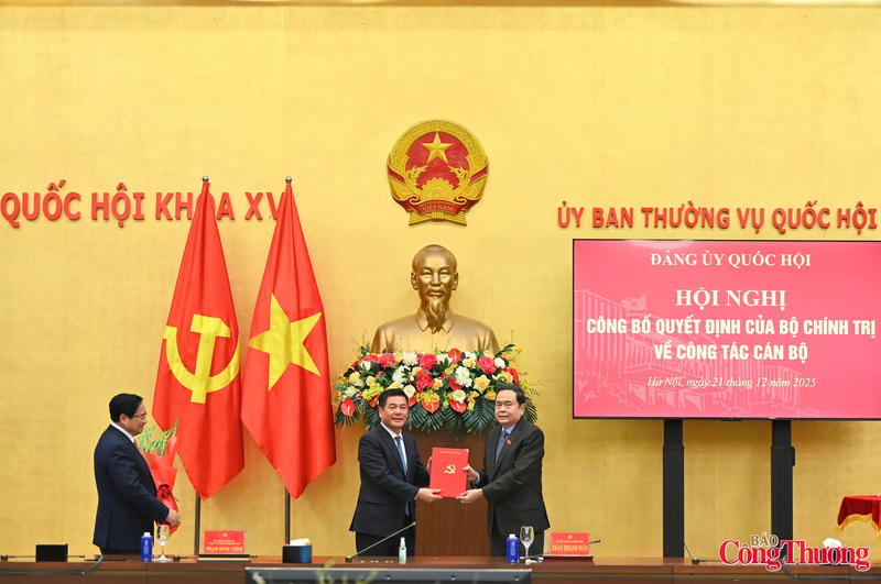 Thay mặt Bộ Chính trị, Bí thư Đảng ủy, Chủ tịch Quốc hội Trần Thanh Mẫn trao quyết định điều động, phân công chỉ định Bộ trưởng Nguyễn Hồng Diên giữ chức Phó Bí thư Đảng ủy Quốc hội, nhiệm kỳ 2020 - 2025.