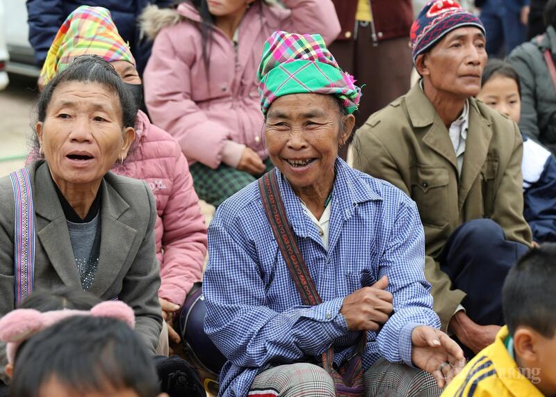 Niềm vui của bà con khi được trao gửi yêu thương. Ảnh: Quỳnh Trang