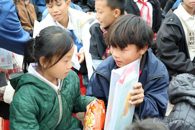 Những phần quà thiết thực góp phần cải thiện điều kiện học tập cho học sinh vùng cao. Ảnh: Quỳnh Trang