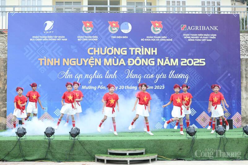 Văn nghệ chào mừng do học sinh vùng cao Mường Pồn biểu diễn tại chương trình. Ảnh: Quỳnh Trang