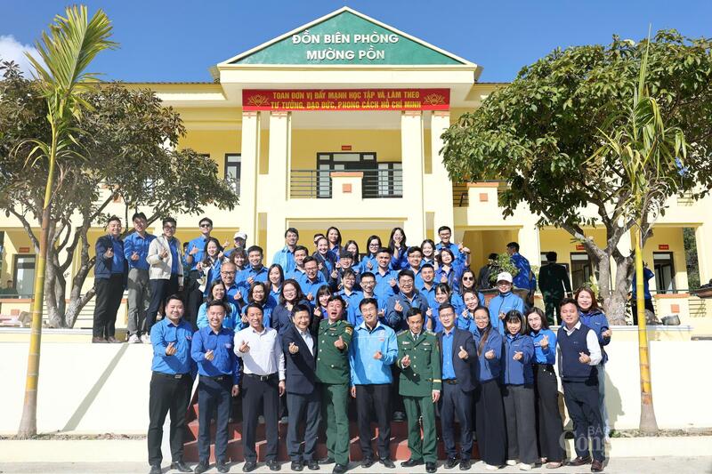 Đoàn công tác đã đến thăm, động viên và trao quà cán bộ, chiến sĩ Đồn Biên phòng Mường Pồn. Ảnh: Quỳnh Trang