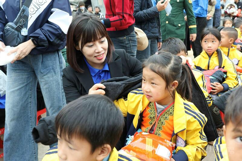 Các phần quà là sự động viên giúp các em học sinh vùng cao vượt khó, vươn lên trong học tập. Ảnh: Quỳnh Trang