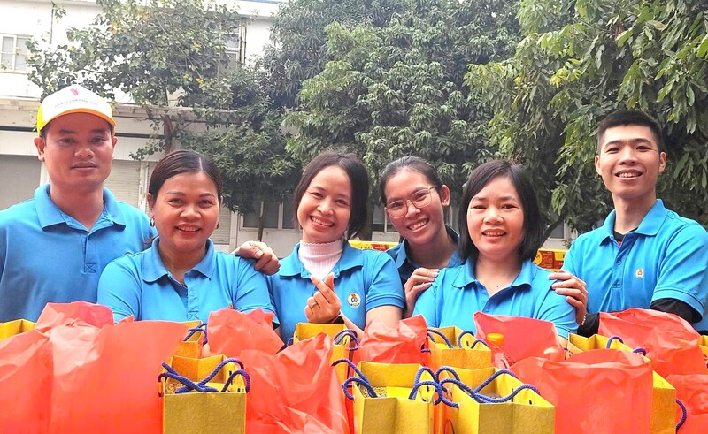 Người lao động luôn mong chờ khoản thưởng Tết. Ảnh: Mai Liễu