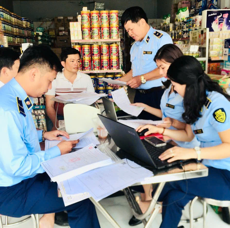 Lực lượng QLTT thành phố Huế tuyên truyền, phổ biến pháp luật về việc không kinh doanh hàng giả, hàng lậu, gian lận thương mại... tại các đơn vị, cơ sở buôn bán tại TP. Huế. Ảnh: Nguyễn Tuấn