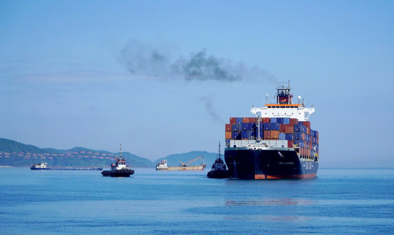 Tàu hàng container chuẩn bị cập cảng Chân Mây để bốc dở hàng hoá. Ảnh: Đ. Phong