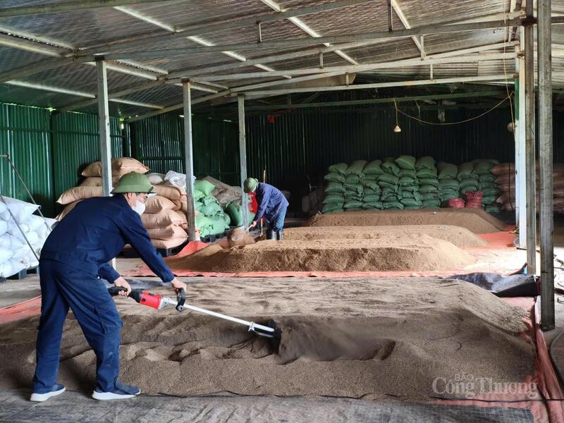 Thương mại, dịch vụ ở Bum Nưa từng bước phát triển, đáp ứng nhu cầu dân sinh, từng bước hình thành các chuỗi cung ứng nhỏ gắn với thị trường địa phương.