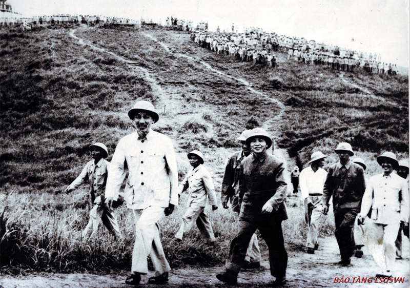 Bác Hồ thăm bộ đội diễn tập năm 1957. Ảnh TL.