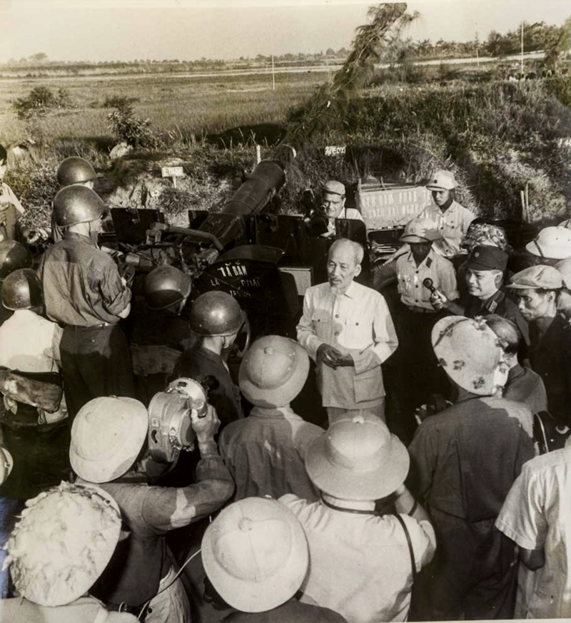 Bác Hồ thăm Đoàn cao xạ Tam Đảo ngày 25/9/1966. Ảnh TL.