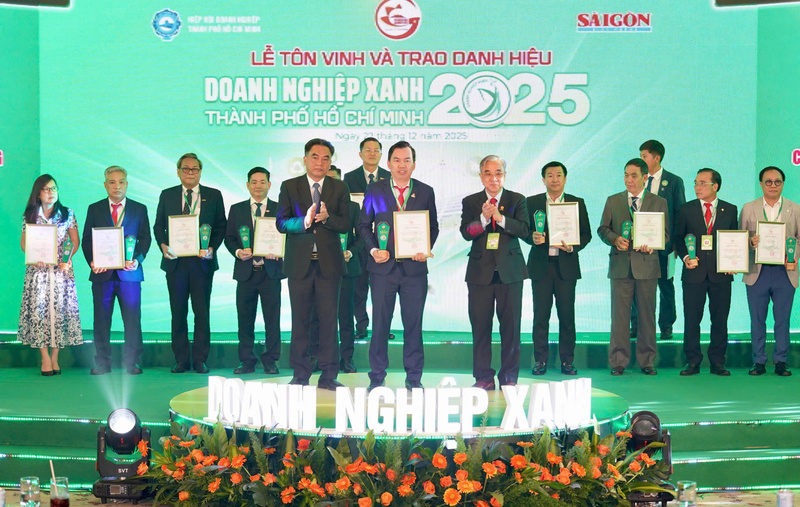 Ông Nguyễn Lộc Hà -  Phó Chủ tịch thường trực UBND TP. Hồ Chí Minh - trao danh hiệu Doanh nghiệp xanh cho các đơn vị.  Ảnh: Minh Khuê