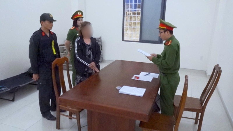 Cơ quan Cảnh sát điều tra Công an tỉnh Khánh Hòa đọc quyết định khởi tố bị can đối với đối tượng N.T.N.N. (65 tuổi, trú tại tỉnh Cà Mau). Ảnh: CACC