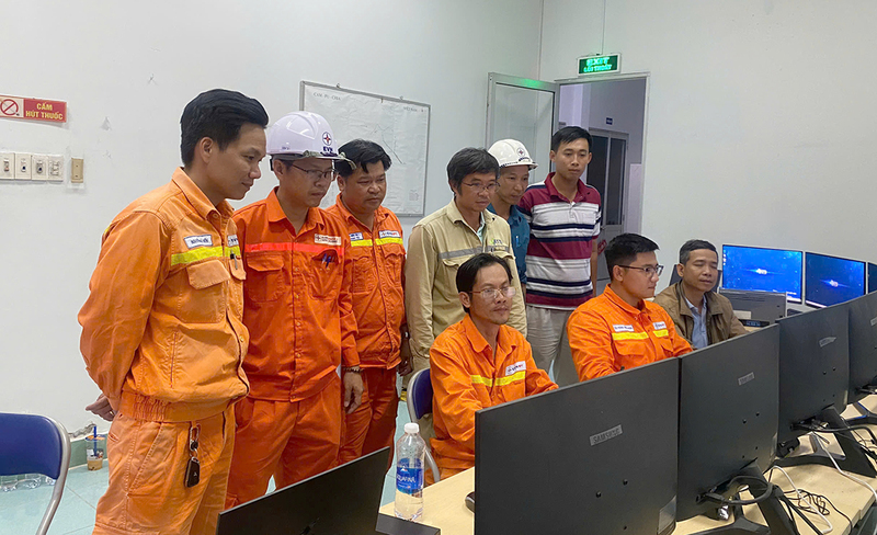 Các đơn vị liên quan chứng kiến thời khắc đóng điện Trạm biến áp 500kV Thốt Nốt. Ảnh: Lê Linh