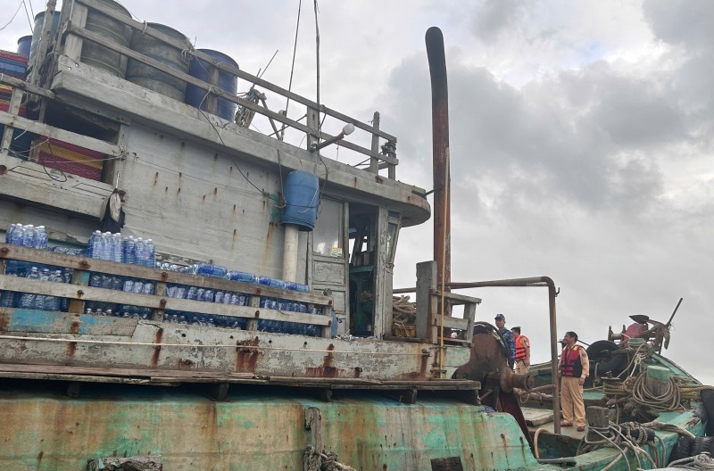 Lực lượng Cảnh sát giao thông đường thủy và Cảnh sát biển Việt Nam kiểm tra hai tàu cá chở 47.000 lít dầu DO không nguồn gốc. Ảnh: Cục Cảnh sát giao thông