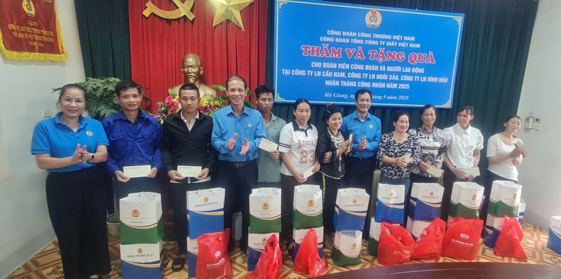 Chủ tịch CĐCTVN Lê An Hải, Phó Chủ tịch Vũ Trường Sơn, Chủ tịch Công đoàn Tổng công ty Giấy Việt Nam Ngô Thị Thu Hằng tặng quà cho người lao động có hoàn cảnh đặc biệt khó khăn của 3 lâm trường. Ảnh: Hồ Nga