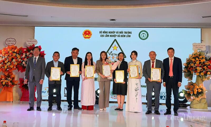 Công bố Quyết định cấp Giấy chứng nhận quyền sử dụng nhãn hiệu chứng nhận “GỖ VIỆTNAM”/“VIETNAM WOOD” cho 7 doanh nghiệp. Ảnh: N.H