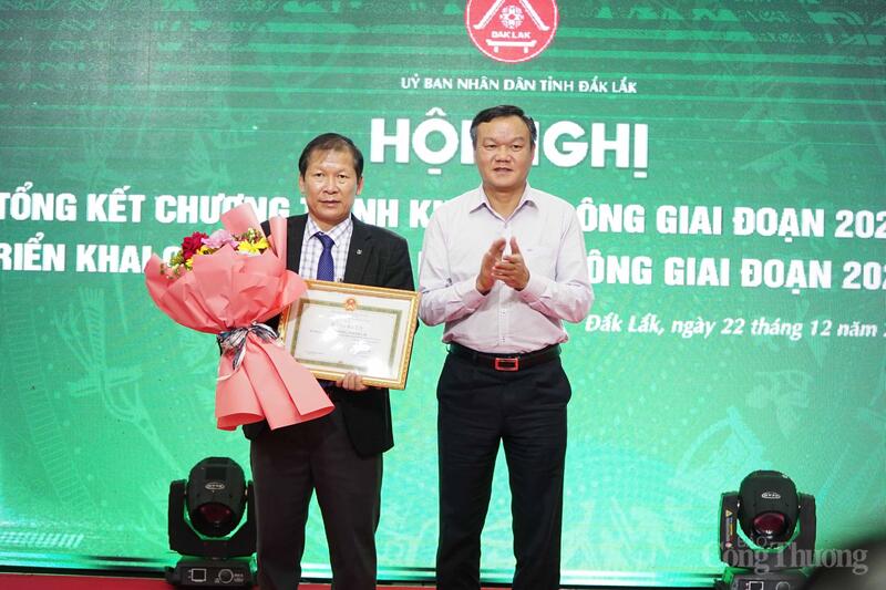 UBND tỉnh Đắk Lắk tặng bằng khen cho Sở Công Thương vì có thành tích xuất sắc trong chương trình khuyến công giai đoạn 2021-2025. Ảnh: Vũ Long