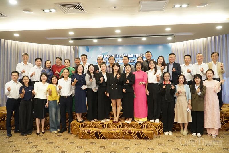 Các doanh nghiệp, lãnh đạo Sở Công Thương Đắk Lắk và các đơn vị liên quan chụp ảnh lưu niệm. Ảnh: Vũ Long