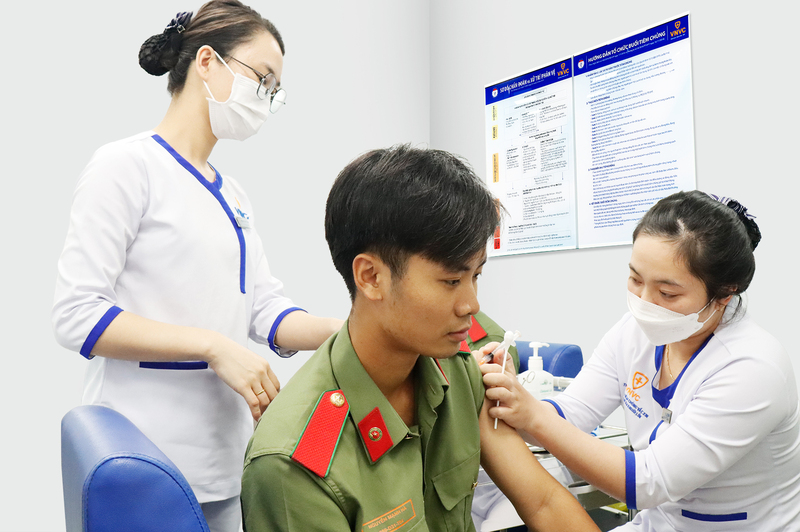 VNVC tiêm vắc xin uốn ván miễn phí cho lực lượng tham gia khắc phục thiệt hại sau trận lũ lụt lịch sử tháng 11/2025. Ảnh: Hoàng Anh