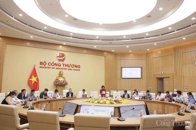 Toàn cảnh cuộc họp tổ soạn thảo.